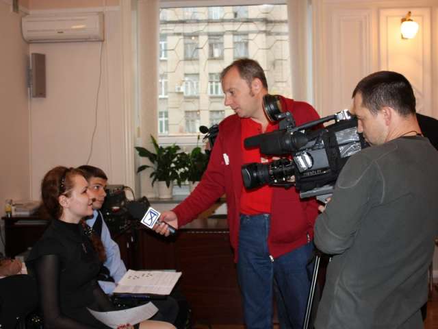 Представители СМИ берут интервью у студентов